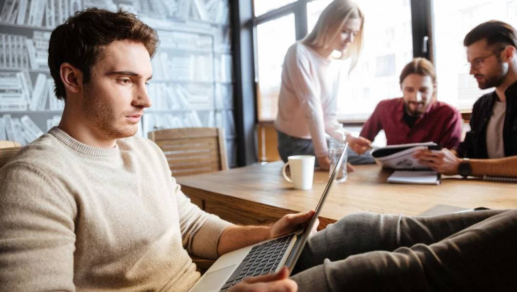 Un nuevo estudio de EduBirdie revela que el 69 % de los jóvenes de esta generación se dirige con educación a la inteligencia artificial