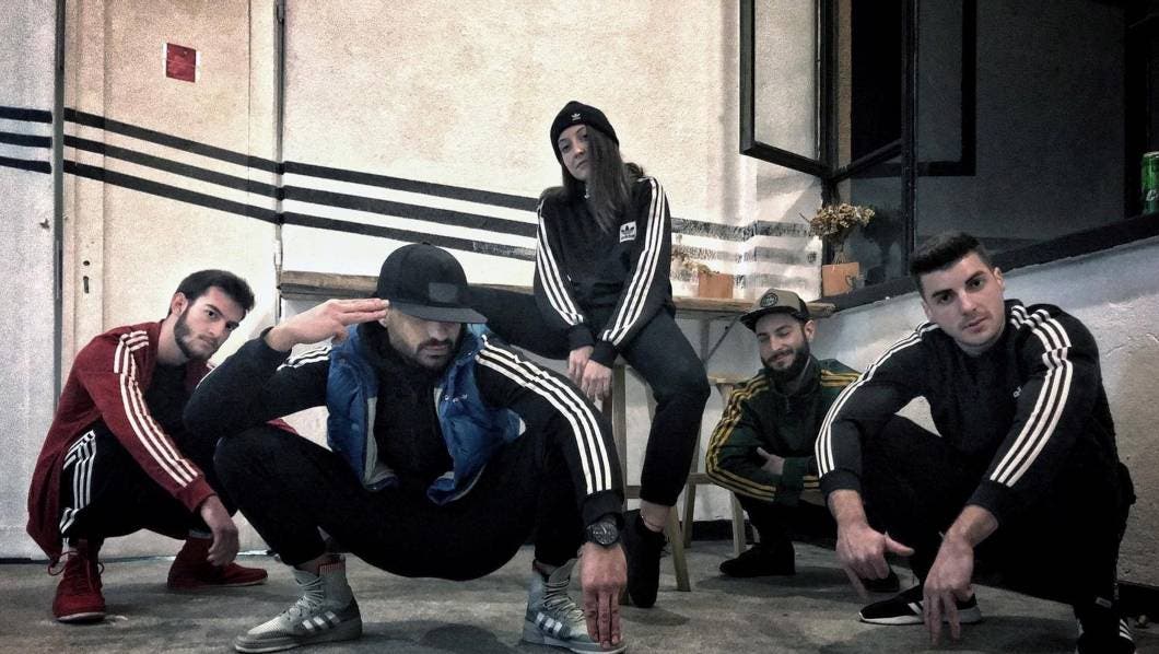 Los gobnicks adoptaron el emblemático tracksuit de Adidas como símbolo 
