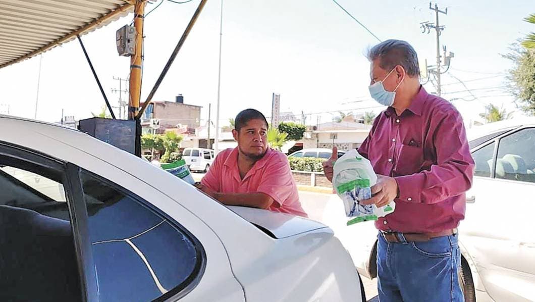 Hermilo, con taxistas de Morelos