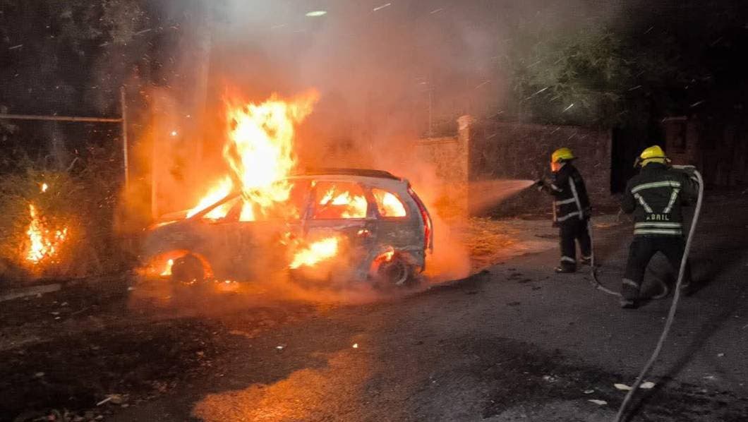 Auto se estrella y se incendia en avenida Palmira de Cuernavaca por exceso de velocidad