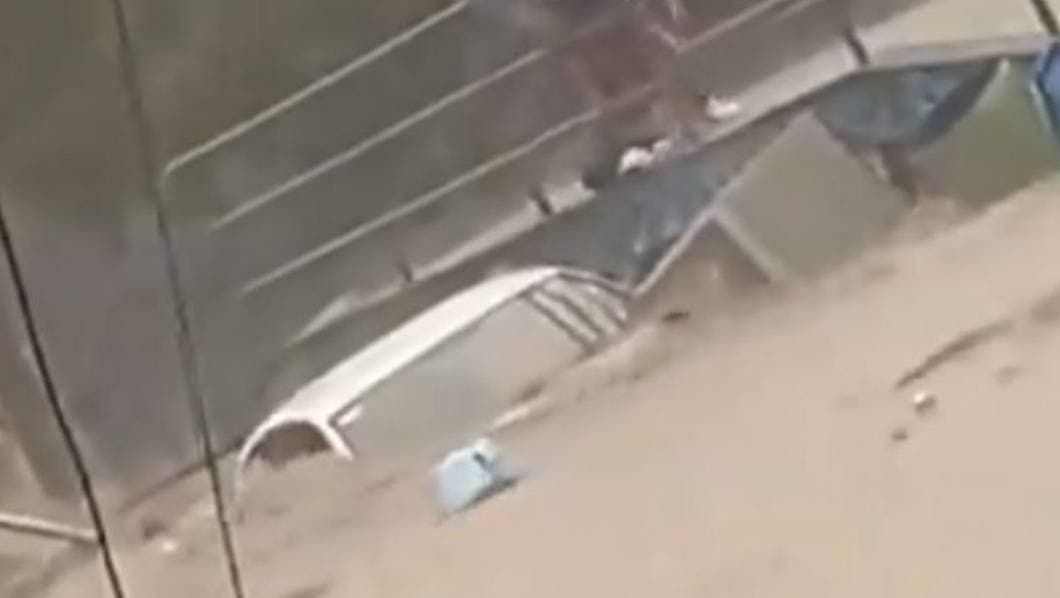 VIDEO: Es rescatada una&nbsp;familia y su perro de veh&iacute;culo que era arrastrado por Inundaciones