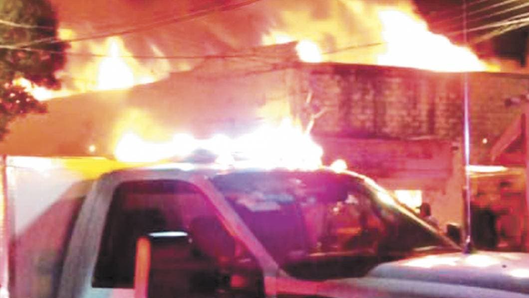 Arrasa fuego con 6 locales en Plaza 12 de Octubre, de Cuautla