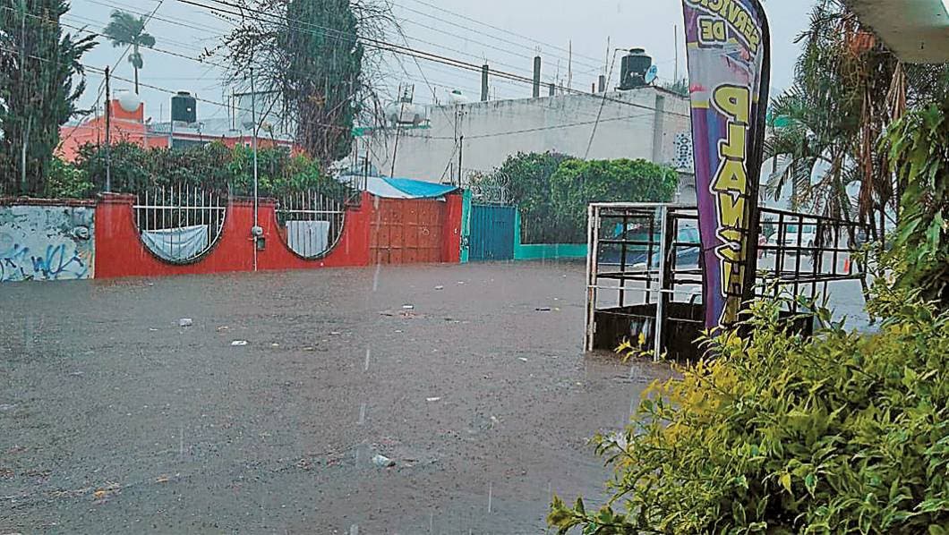 Se inundan en Apolo XI de Cuernavaca