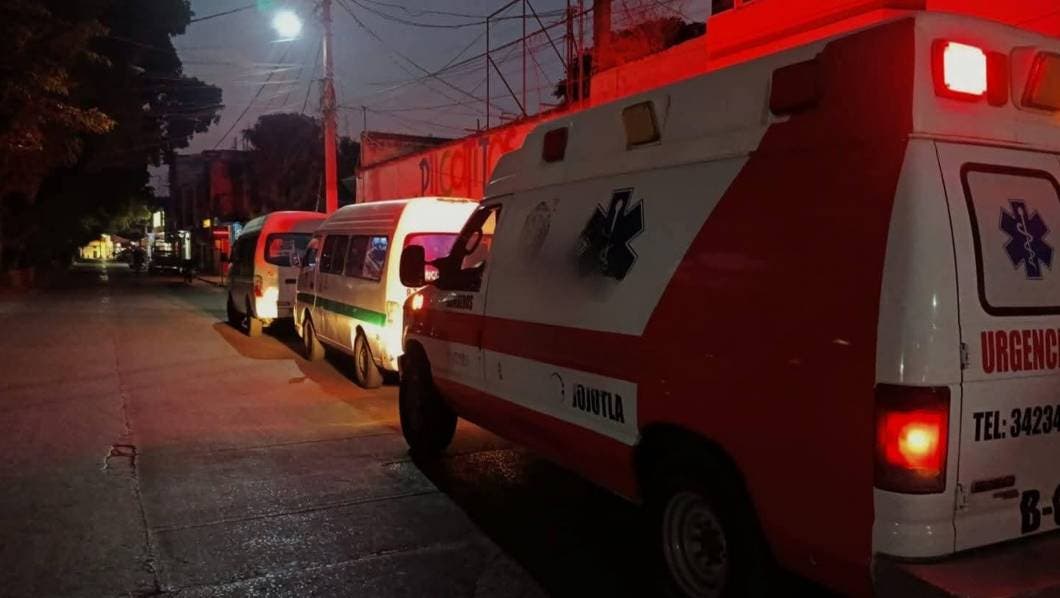 Hombre colapsa dentro de una ruta y moviliza a cuerpos de emergencia