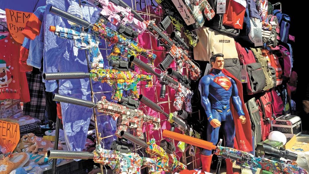 Continúa la comercialización de juguetes bélicos dirigidos a niños