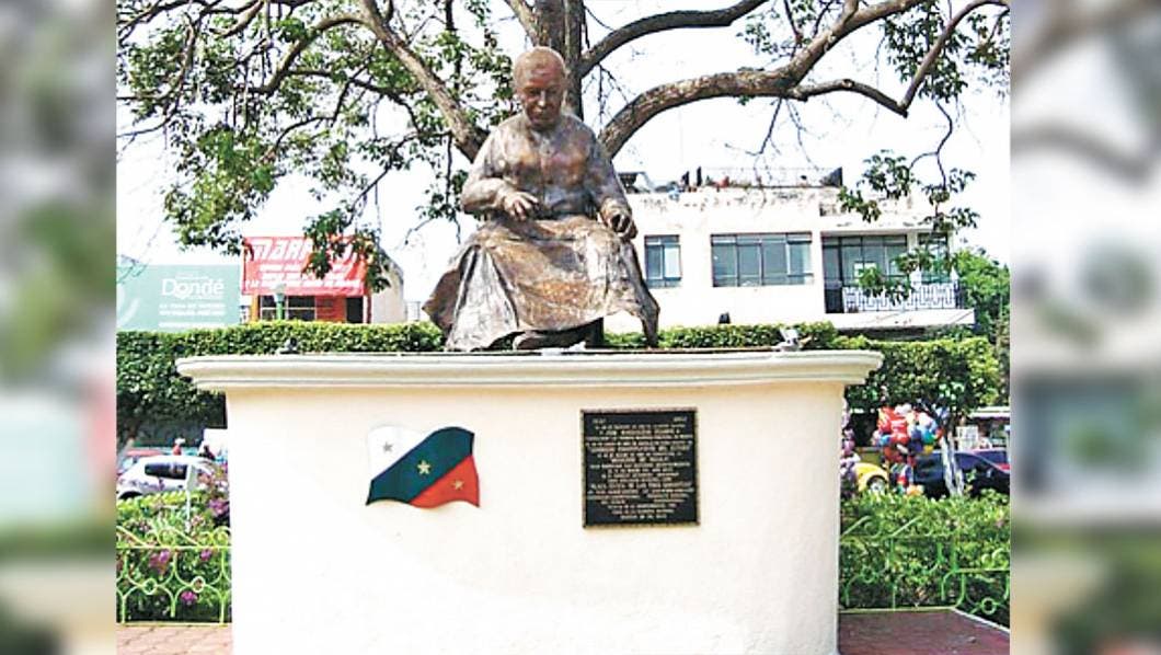 Monumento a José Magdaleno Ocampo elaborando la primera Bandera Nacional en Iguala