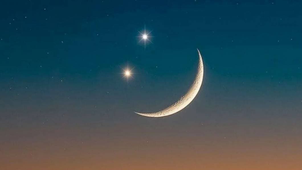 Luna sonriente en el cielo