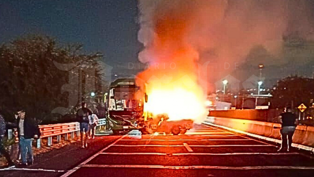 Mujer muere atropellada tras choque, incendio y caos en la autopista Cuernavaca–Acapulco