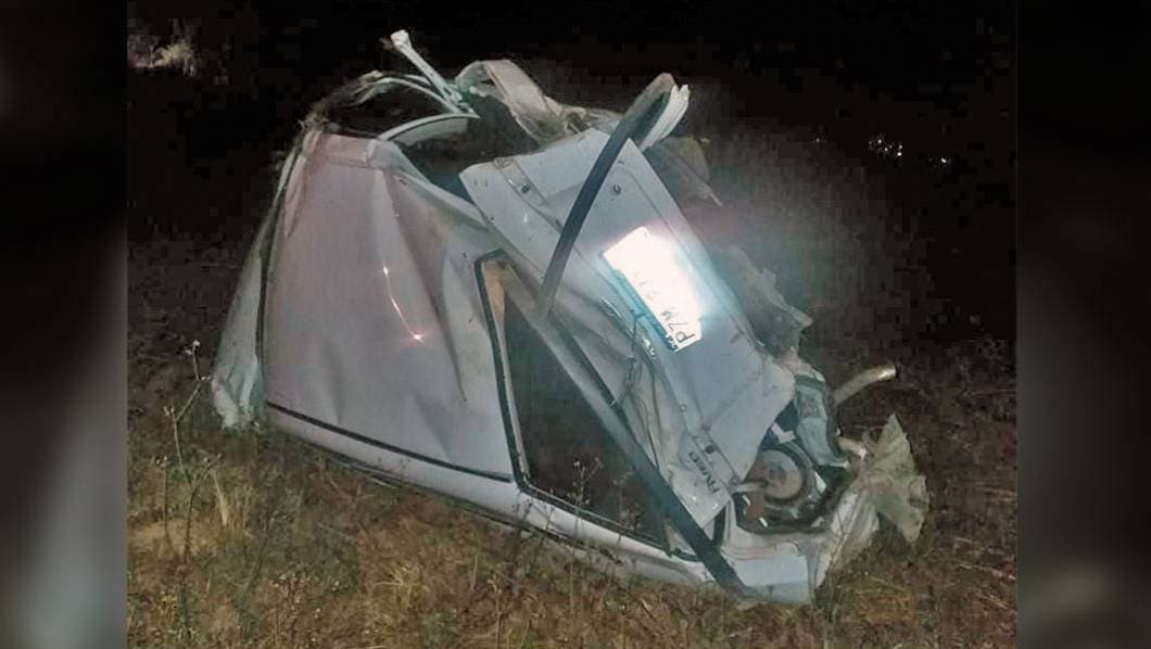 Mueren dos jóvenes en volcadura en Morelos