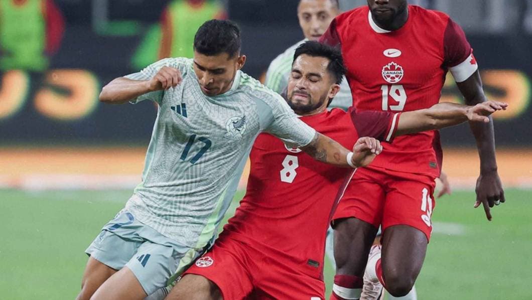 Futbolistas disputando un bal&oacute;n