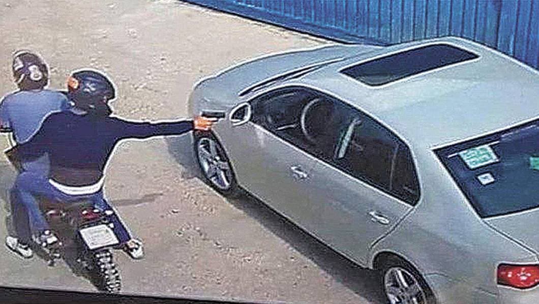 Operación relámpago. Los sicarios no tuvieron que descender de la moto para el atentado y lo hicieron en segundos.