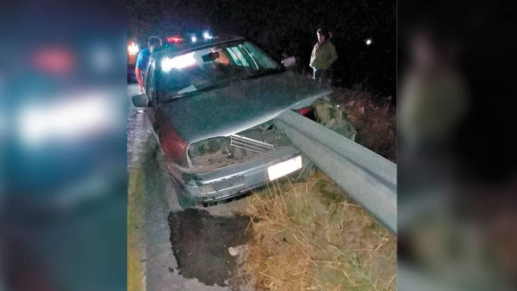 Hombre incrusta auto en valla metálica en Libramiento Oriente
