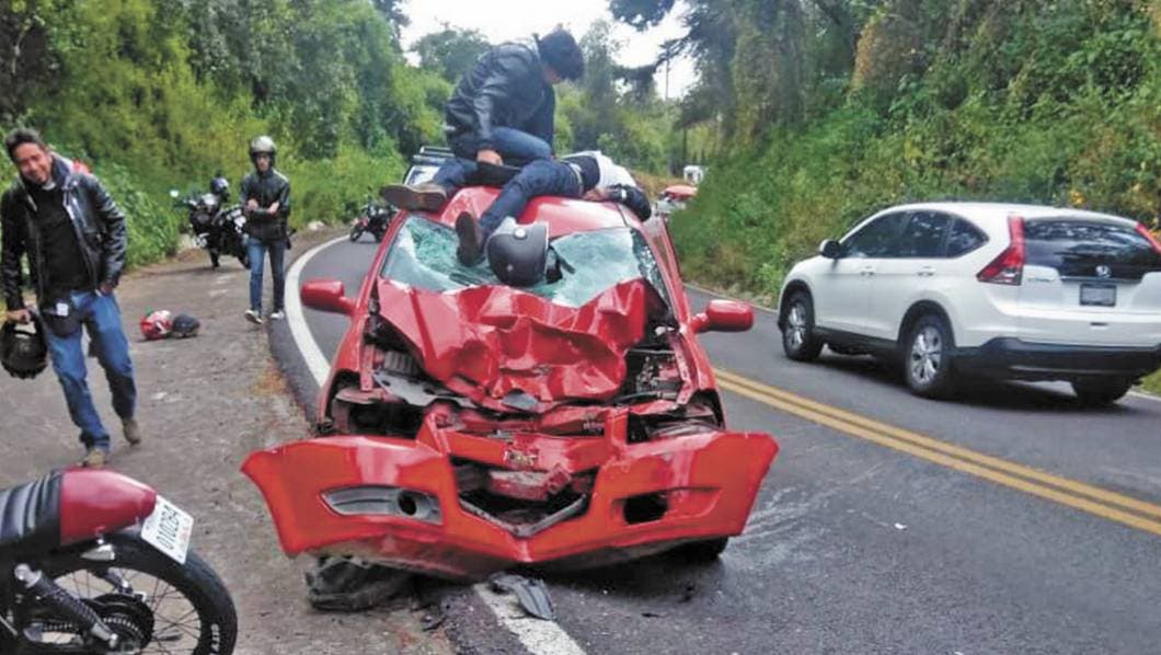 Chocan de frente contra un Chevy 2 motociclistas en Tlalnepantla