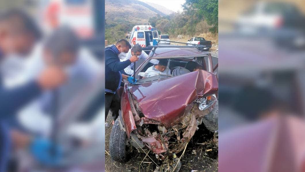 Tras choque quedan atrapados en el vehículo en Morelos