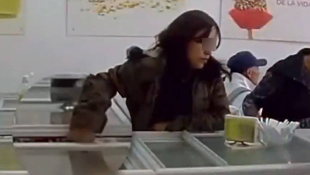 Madre involucra a su hija en robo de paletas en heladería
