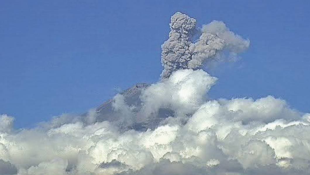 Emite Popocatépetl fumarolas de agua y gases