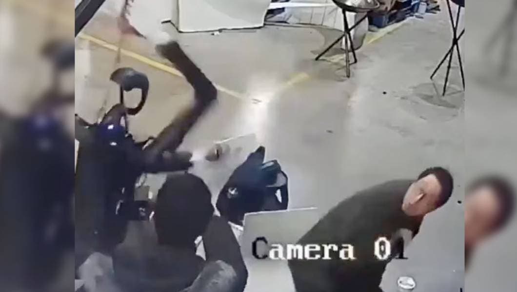 Video robot pierde el control