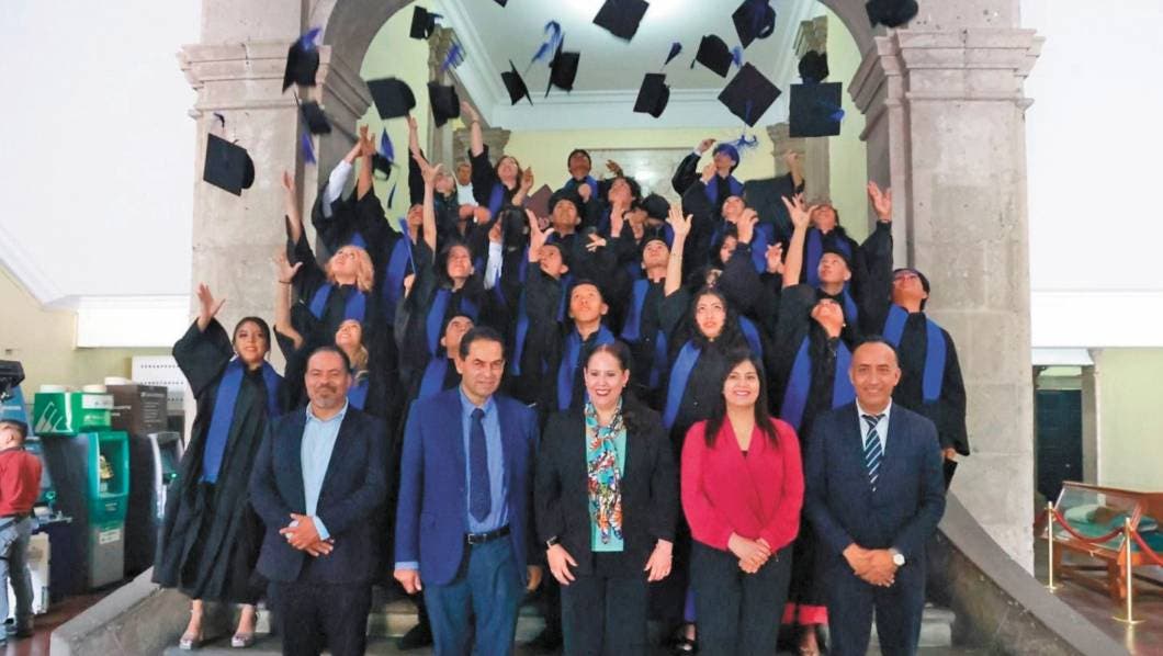 Entrega Sria. de Edu­ca­ción cer­ti­fi­ca­dos a 40 egre­sa­dos de la ‘Prepa’ Abierta