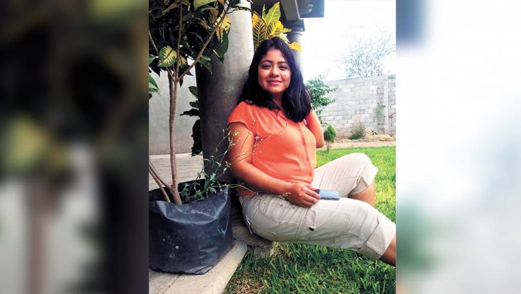 Sus rasgos: Sandra tiene ojos café obscuro, cabello negro abajo  de los hombros, piel morena clara, lunar en mejilla izquierda, una cicatriz en la pierna derecha por una cirugía.