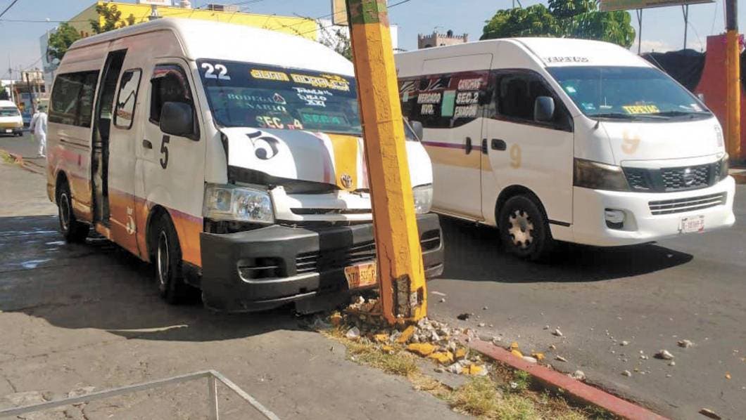 Colisiona combi contra poste en Morelos