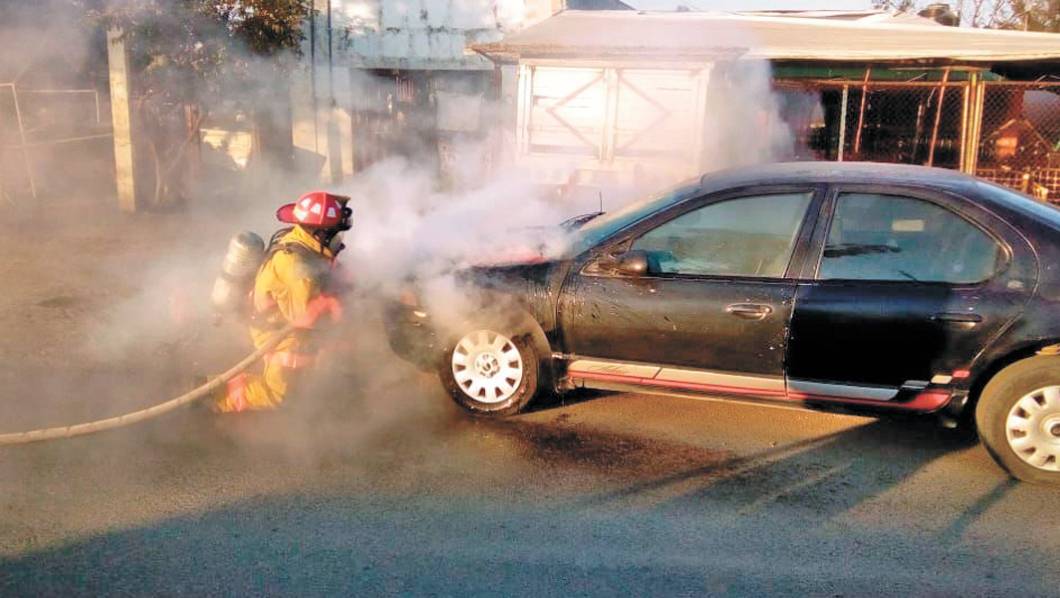Arde un auto por falla mecánica