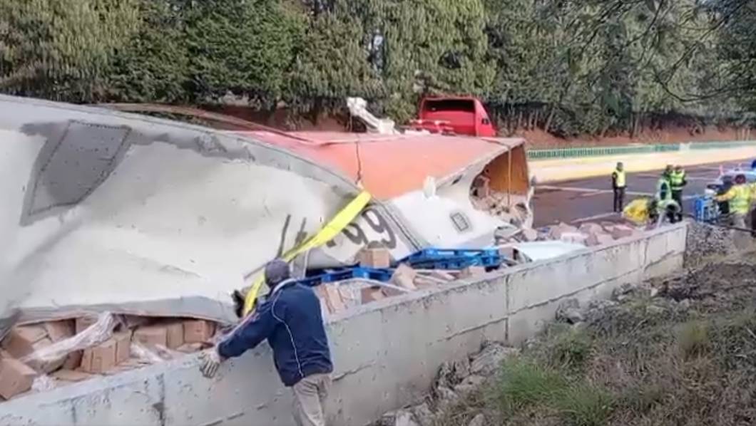 Reabren la México-Cuernavaca tras volcadura en km 37