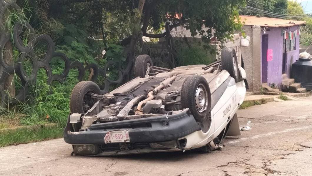 Vuelca taxi sin freno de mano en Cuernavaca