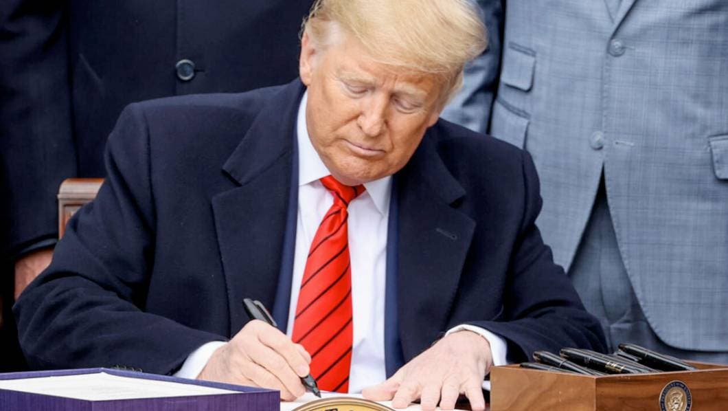 Donald Trump firmando