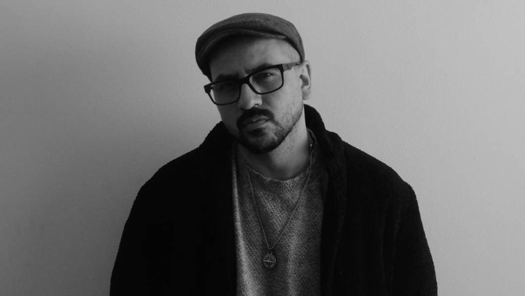 Uriel reyes presentador del podcast relatos de la noche