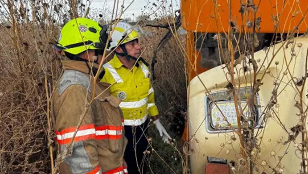 Muere estudiante en accidente de camión escolar; hay 11 lesionados