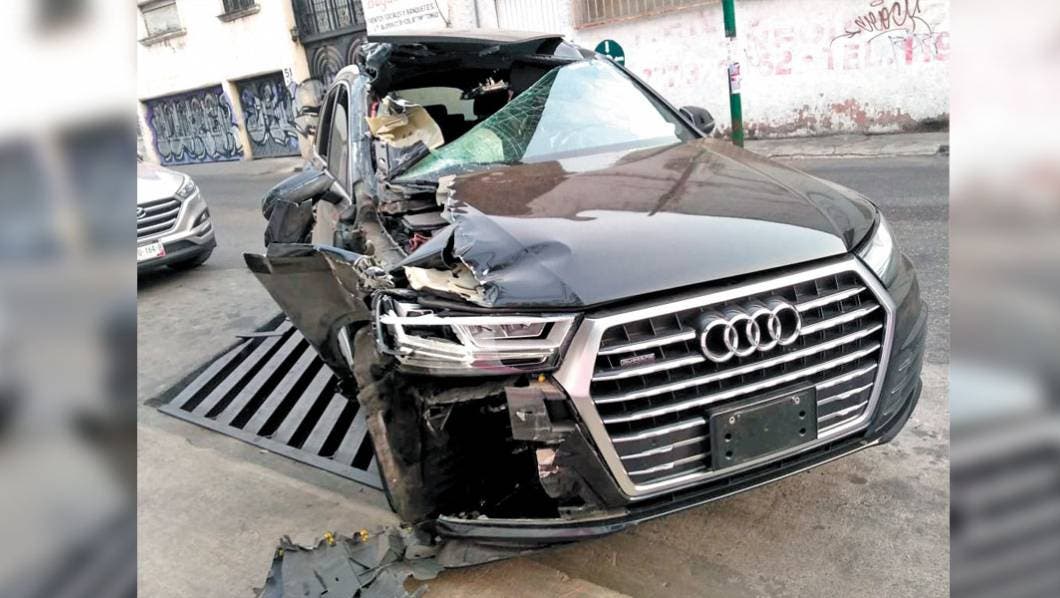 Breves policiacas de Morelos: Camioneta Audi choca a unidad de redilas