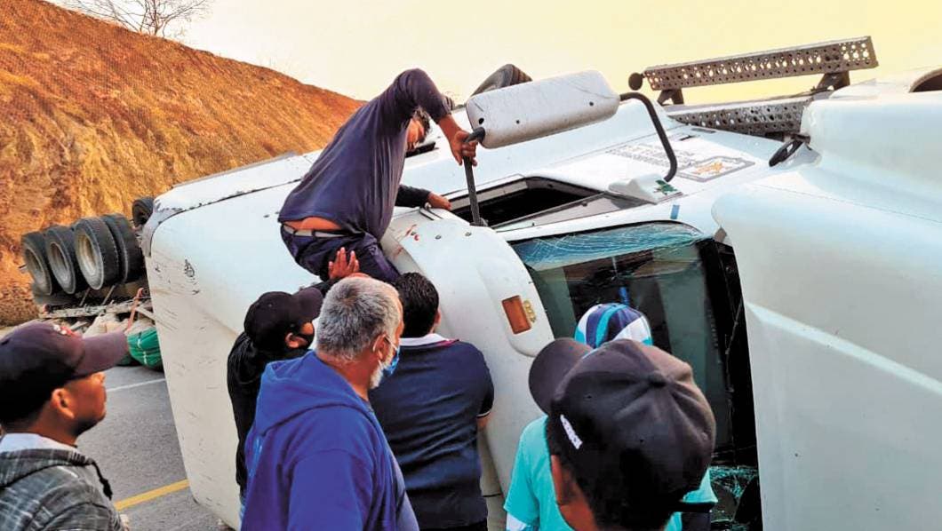 Vuelca tráiler sobre la Autopista Siglo XXI