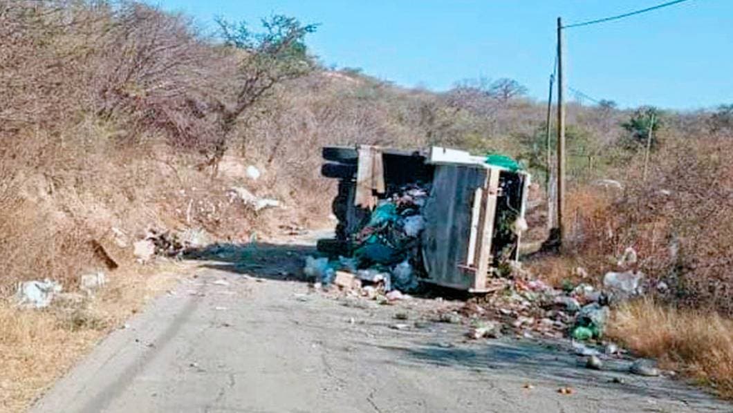 Pierden vida dos pepenadores al volcar camión de basura en Jojutla