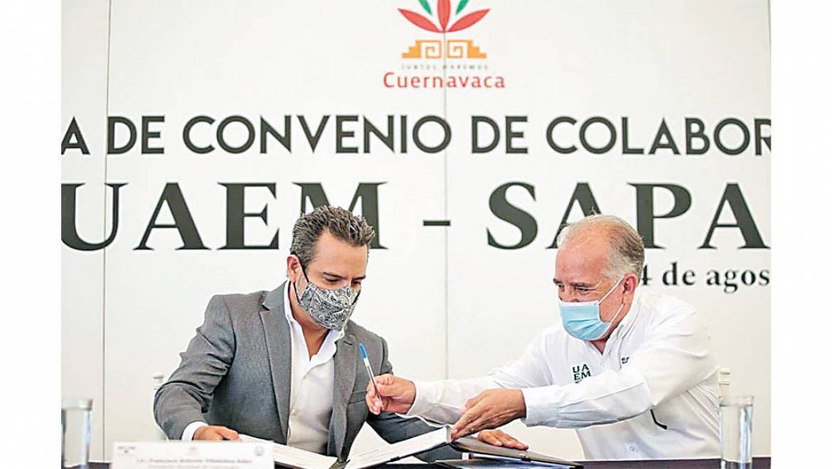 Colaboración. El alcalde Antonio Villalobos y el rector de la UAEM, Gustavo Urquiza, firmaron el convenio.