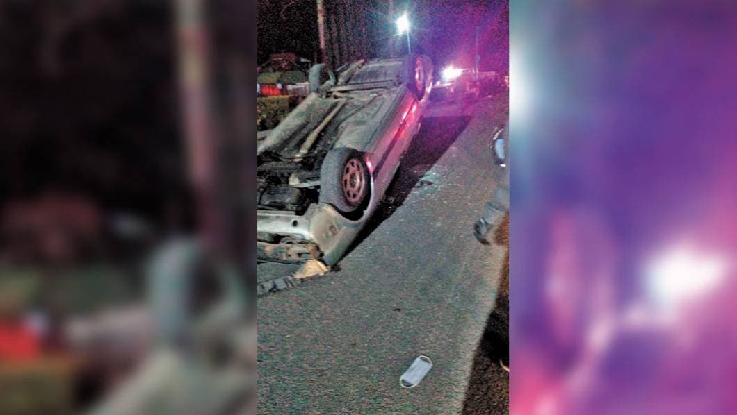 Queda llantas arriba en la Cuautla-Cuernavaca