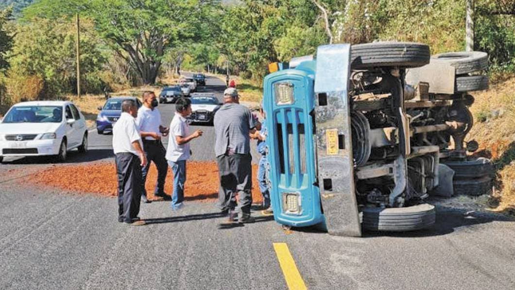 Vuelca camioneta por falla en frenado