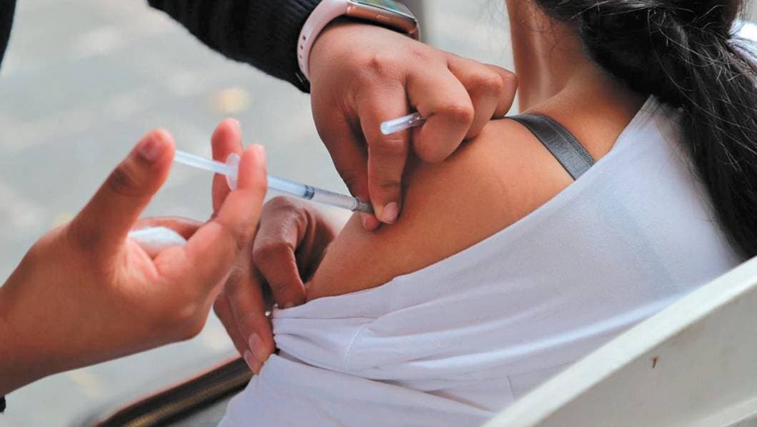 Cam­paña de Vacu­na­ción en Xochi­te­pec para la Tem­po­rada Inver­nal 2025-2026