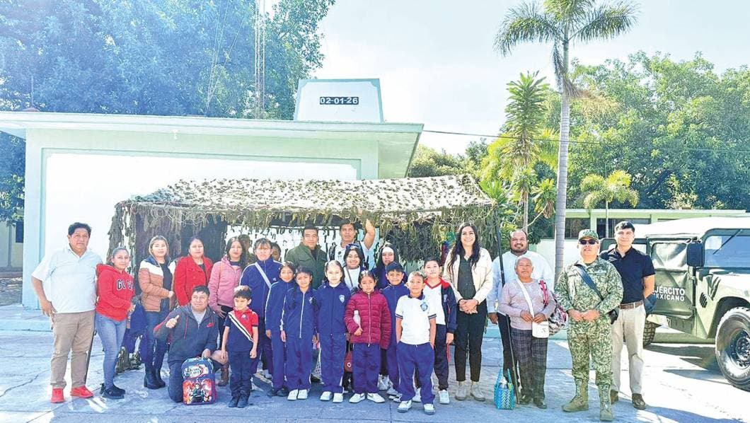 Quinto Regimiento Mecanizado con alumnos de primaria 