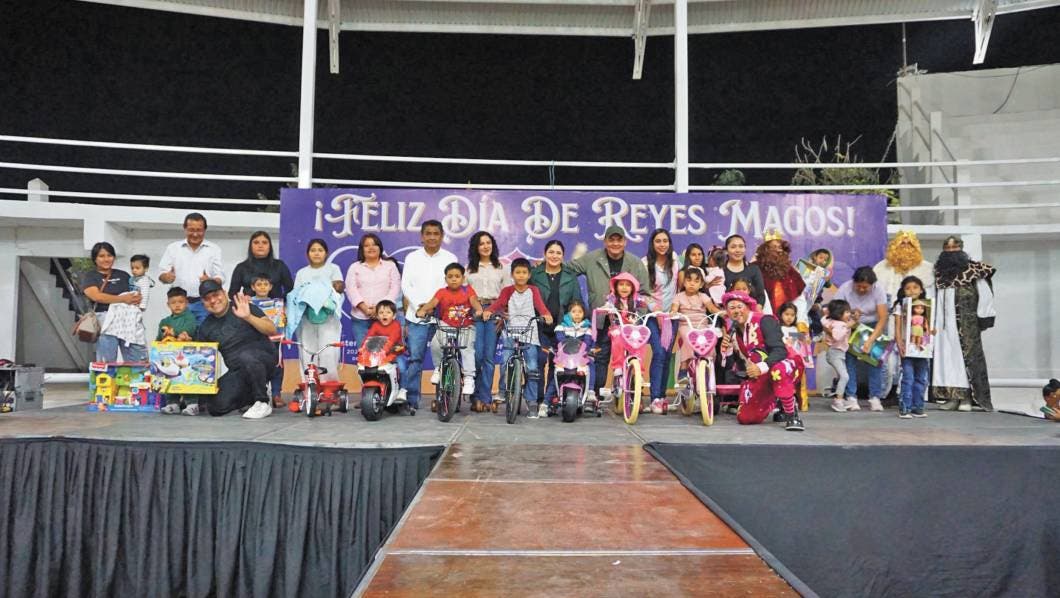 el Presidente Municipal de Yecapixtla, Heladio Rafael Sánchez Zavala, junto a su esposa Yuri Méndez Alanís, presidenta del Sistema DIF Municipal