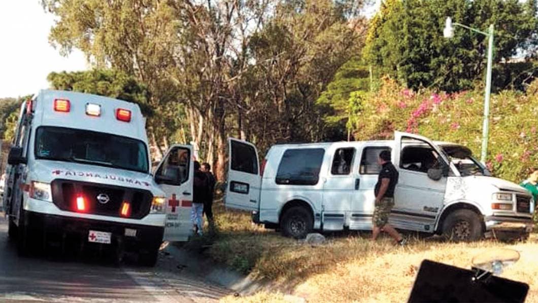 Acaban fuera del camino por falla en los frenos 