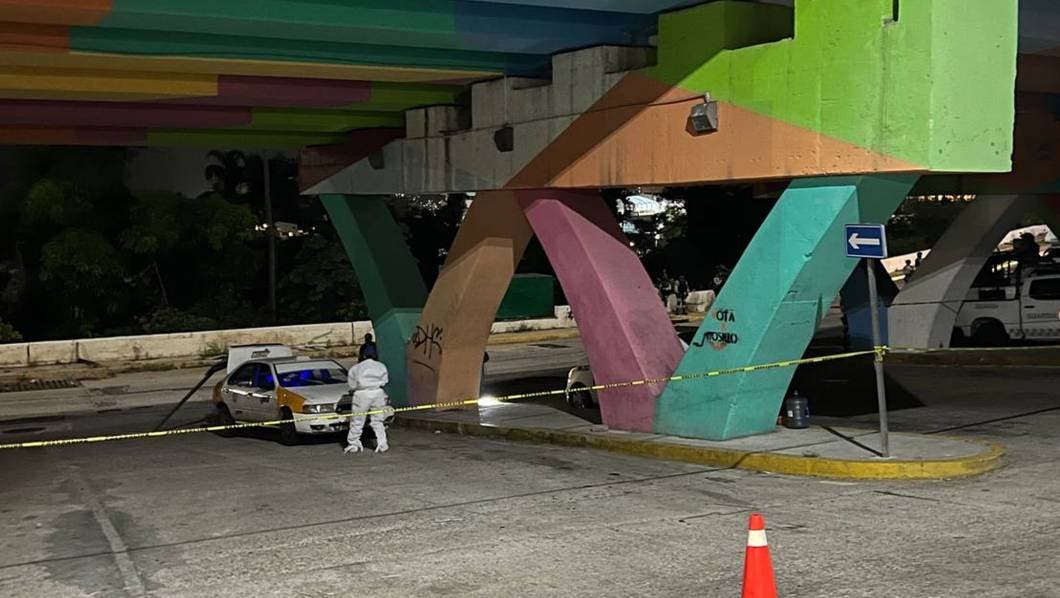 Encuentran restos humanos en taxi colectivo abandonado en Acapulco