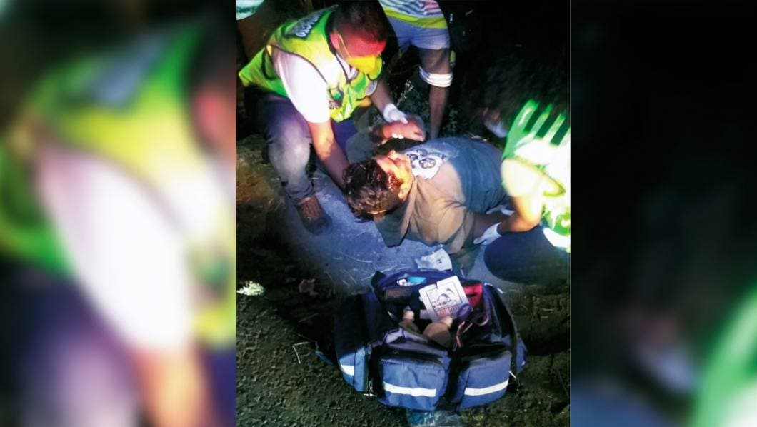 Conductor de camioneta manda a joven a canal de riego al atropellarlo