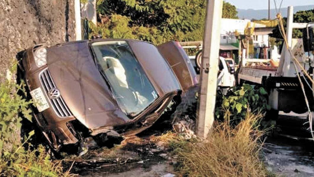 En Jiutepec, acaba auto entre barda y poste