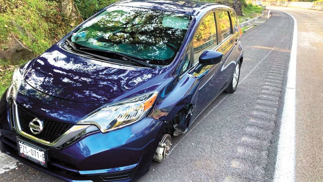 Pierde llanta en la pista