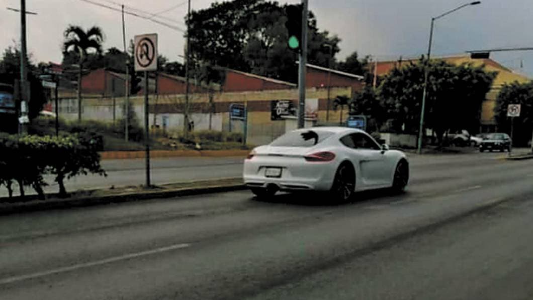 Hombre en auto deportivo acosa a jóvenes en Cuernavaca. Checa los testimonios