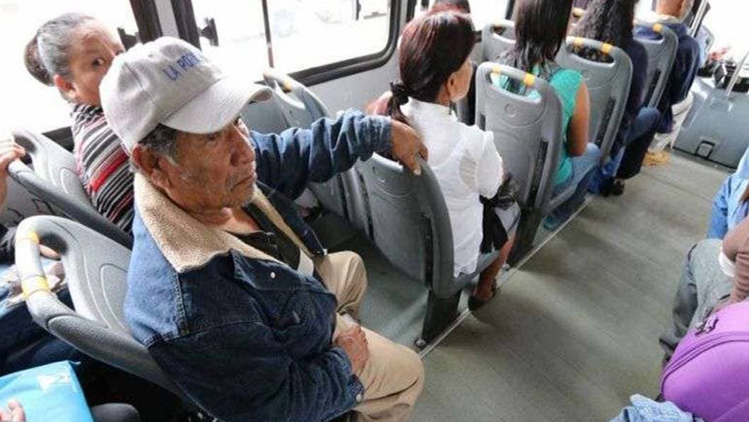Quitan pago en efectivo en transporte público de Nuevo León: Exigen mantenerlo para adultos mayores
