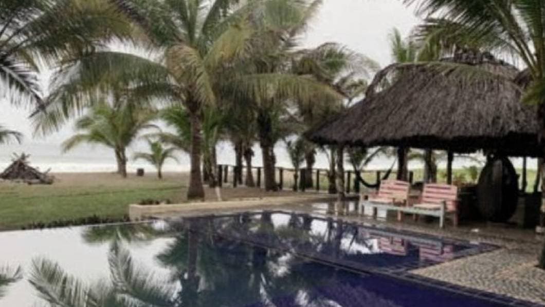 Muere adolescente electrocutado en alberca de hotel en Michoacán