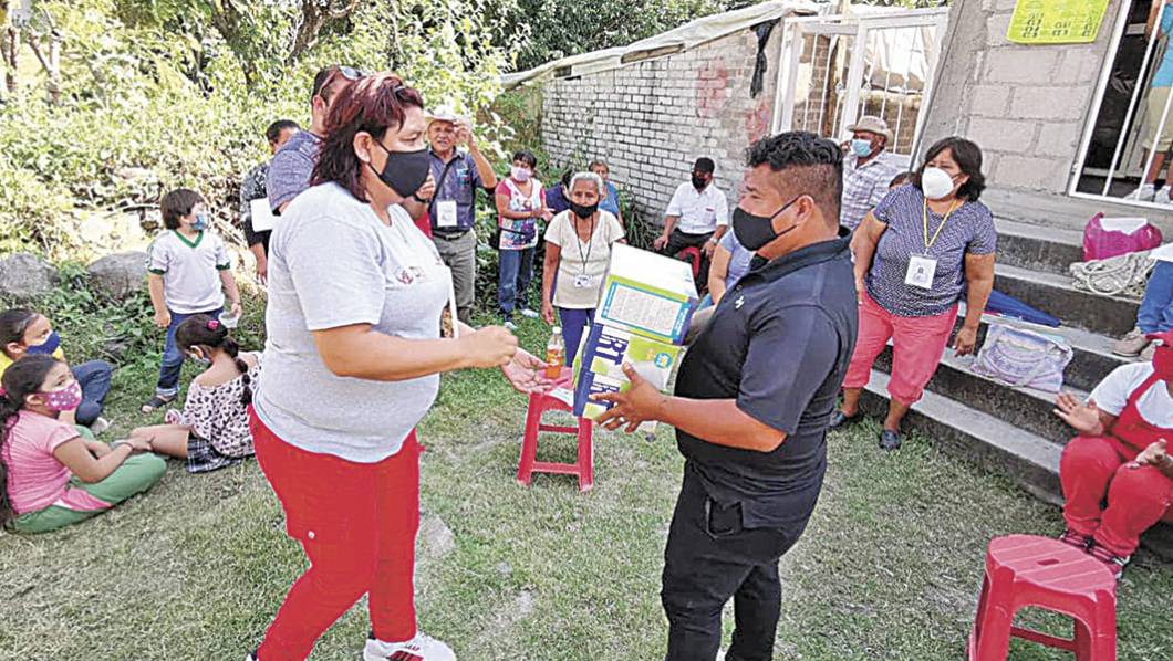 Entregan apoyos de primera necesidad