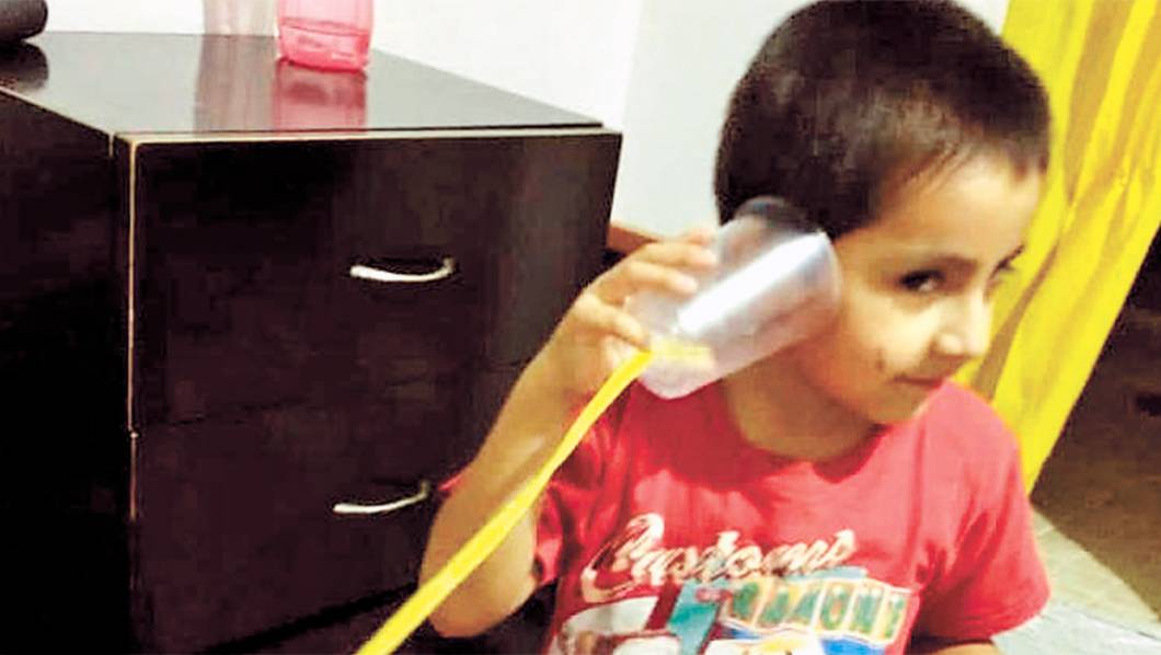 Práctica. Los menores utilizaron artículos como vasos de plástico y estambre, para crear sus propios teléfonos y ponerlos a prueba.