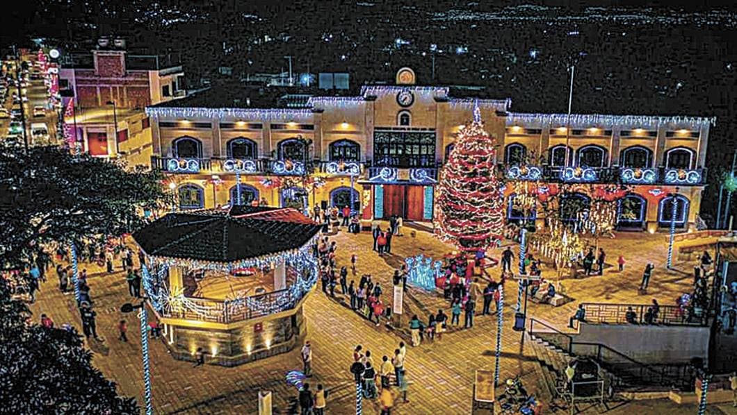 Se lucen en Ayala con monumental árbol navideño